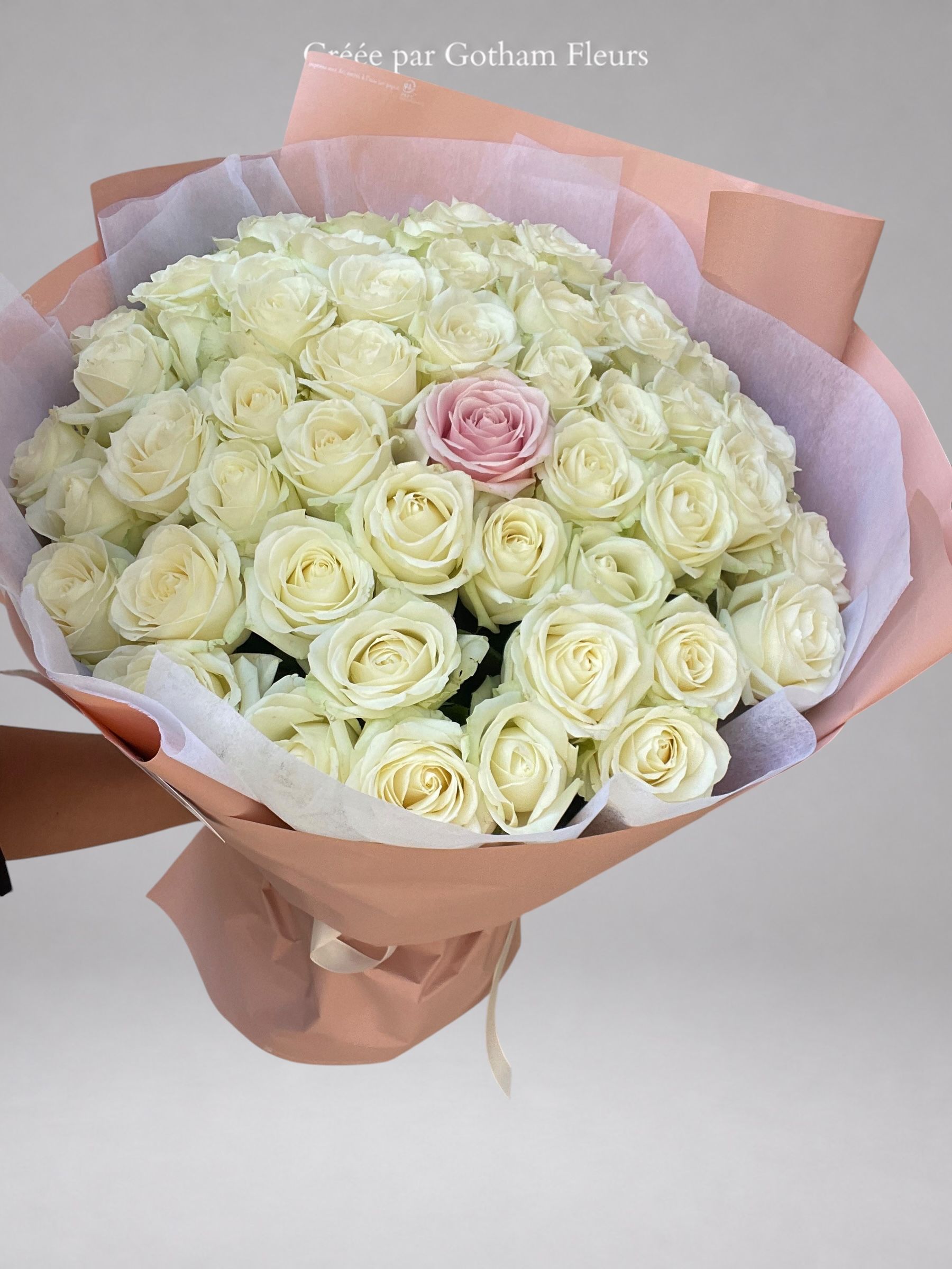 Bouquet de 51 Roses Blanches avec Rose Rose au Centre