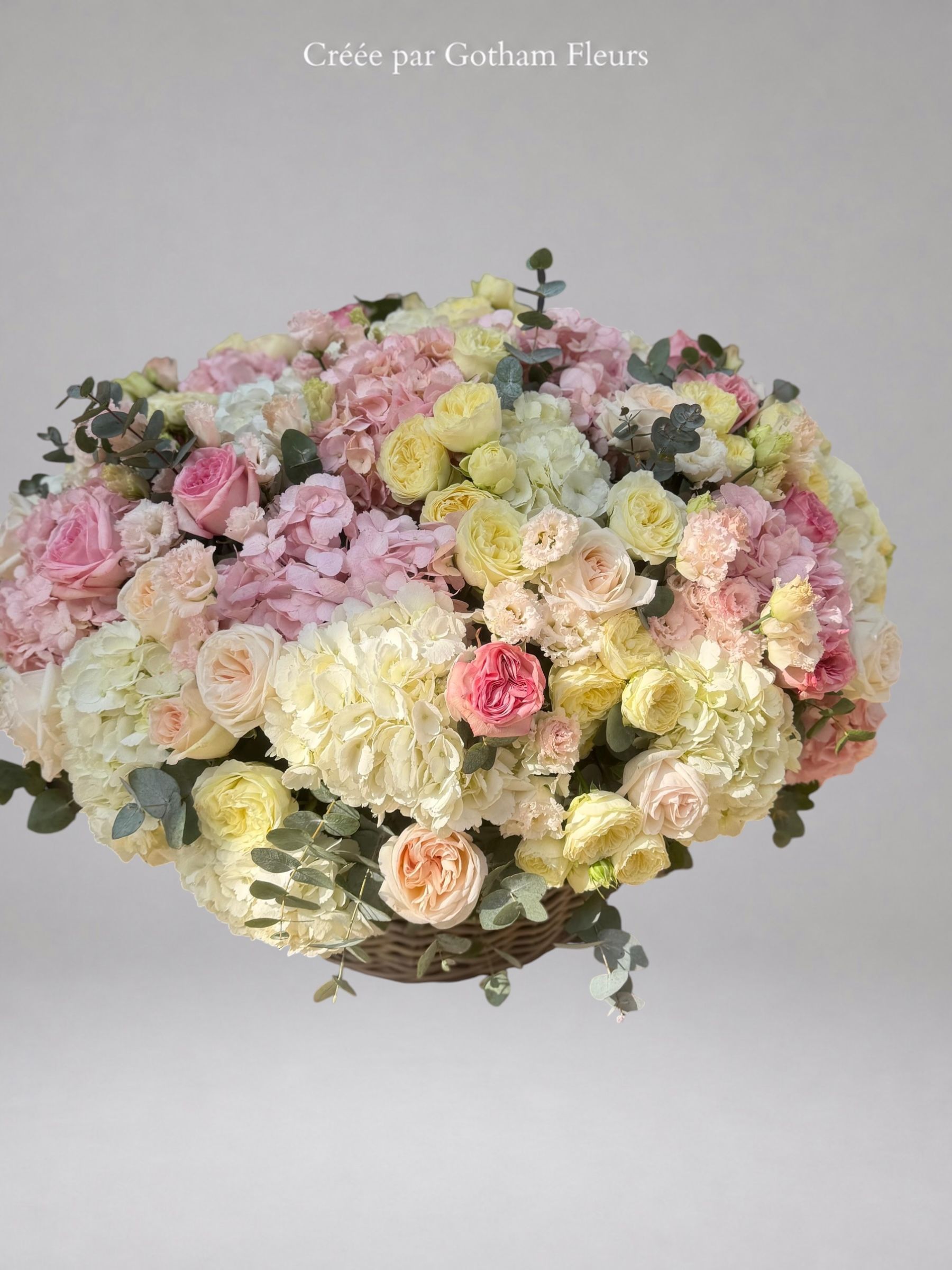 Jardin Enchanté – Composition Florale en Panier