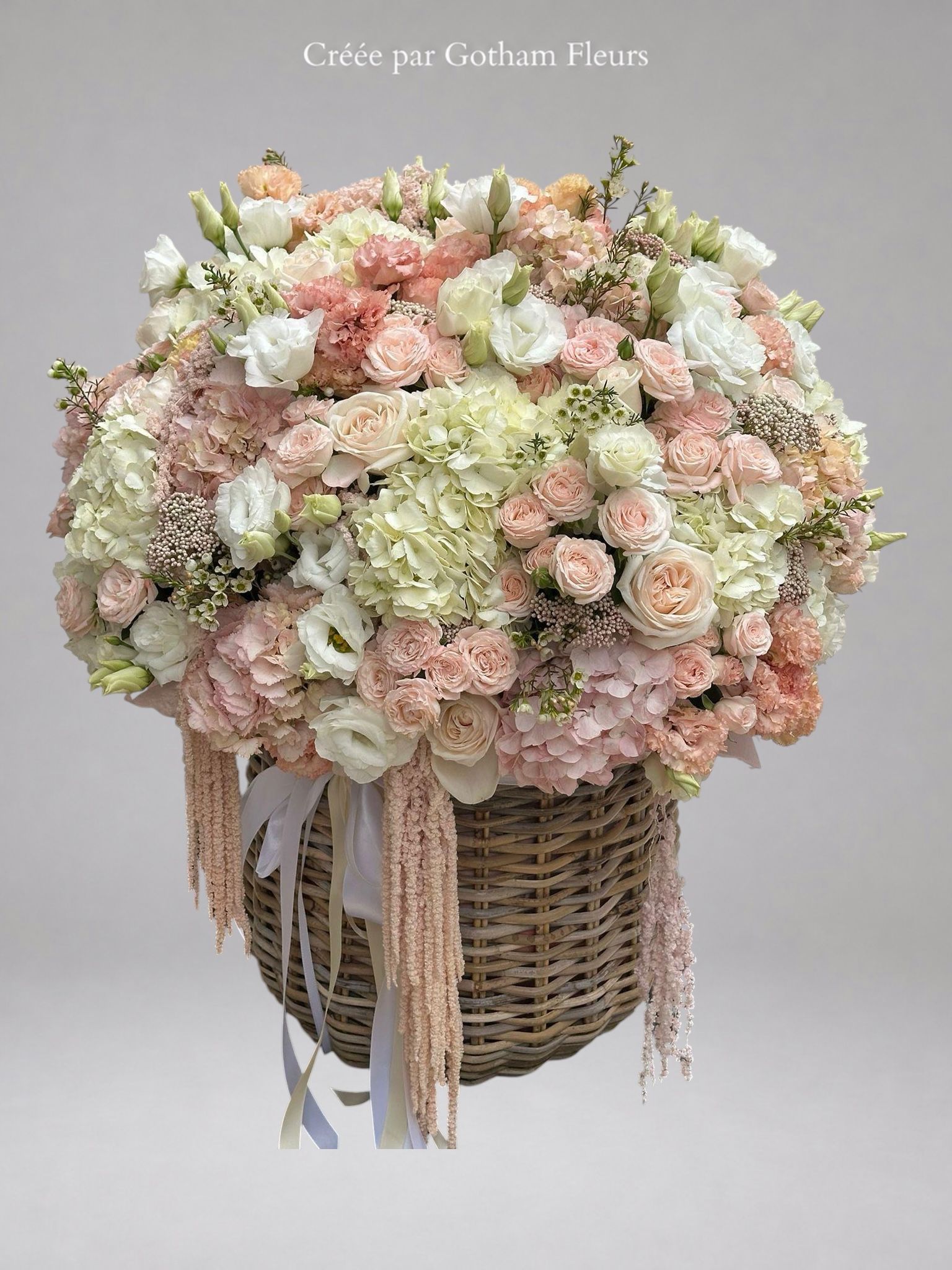 Douceur Royale – Composition Florale en Panier