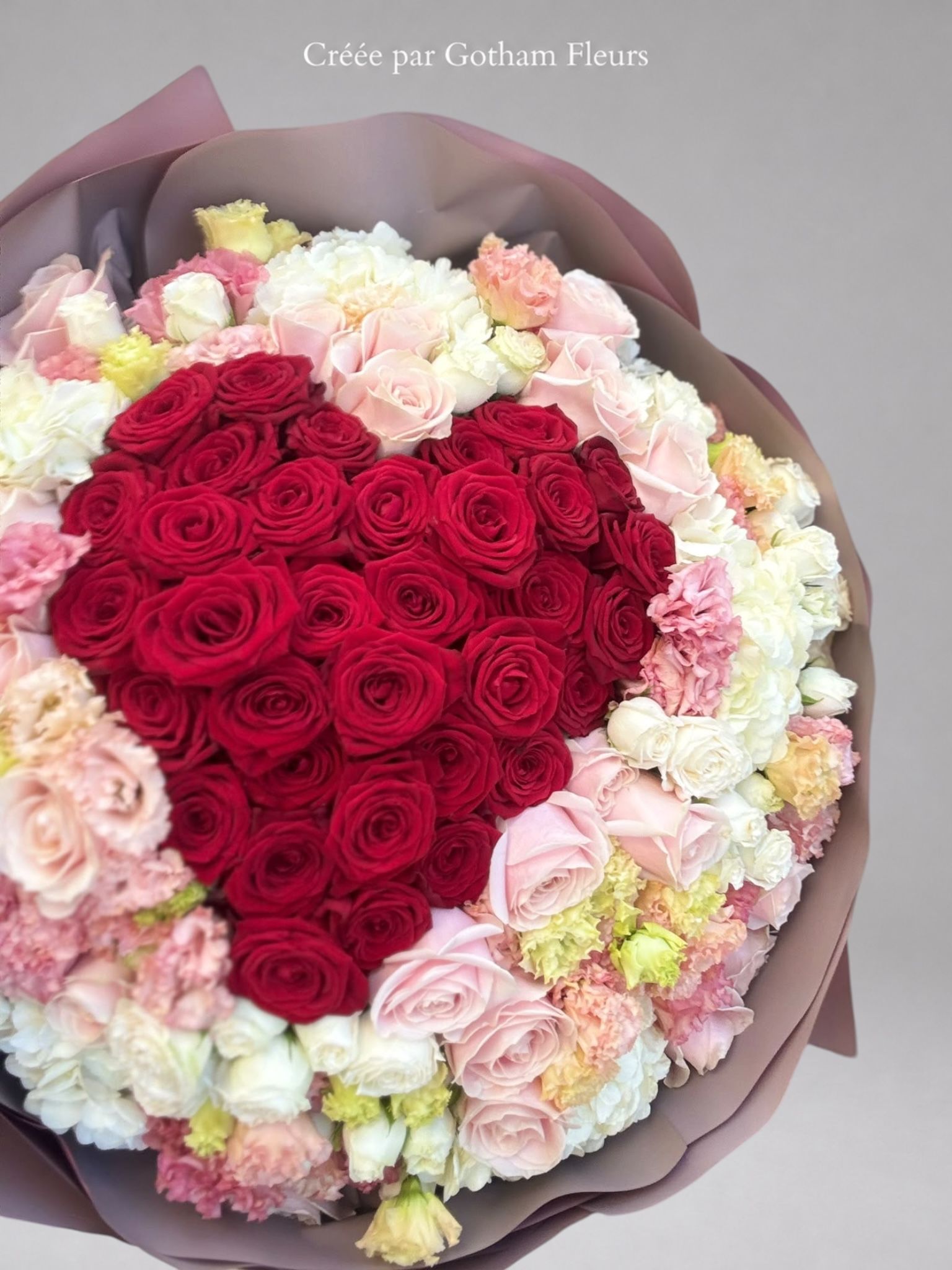 Cœur de Velours – Bouquet de Roses Rouges et Fleurs Pastel
