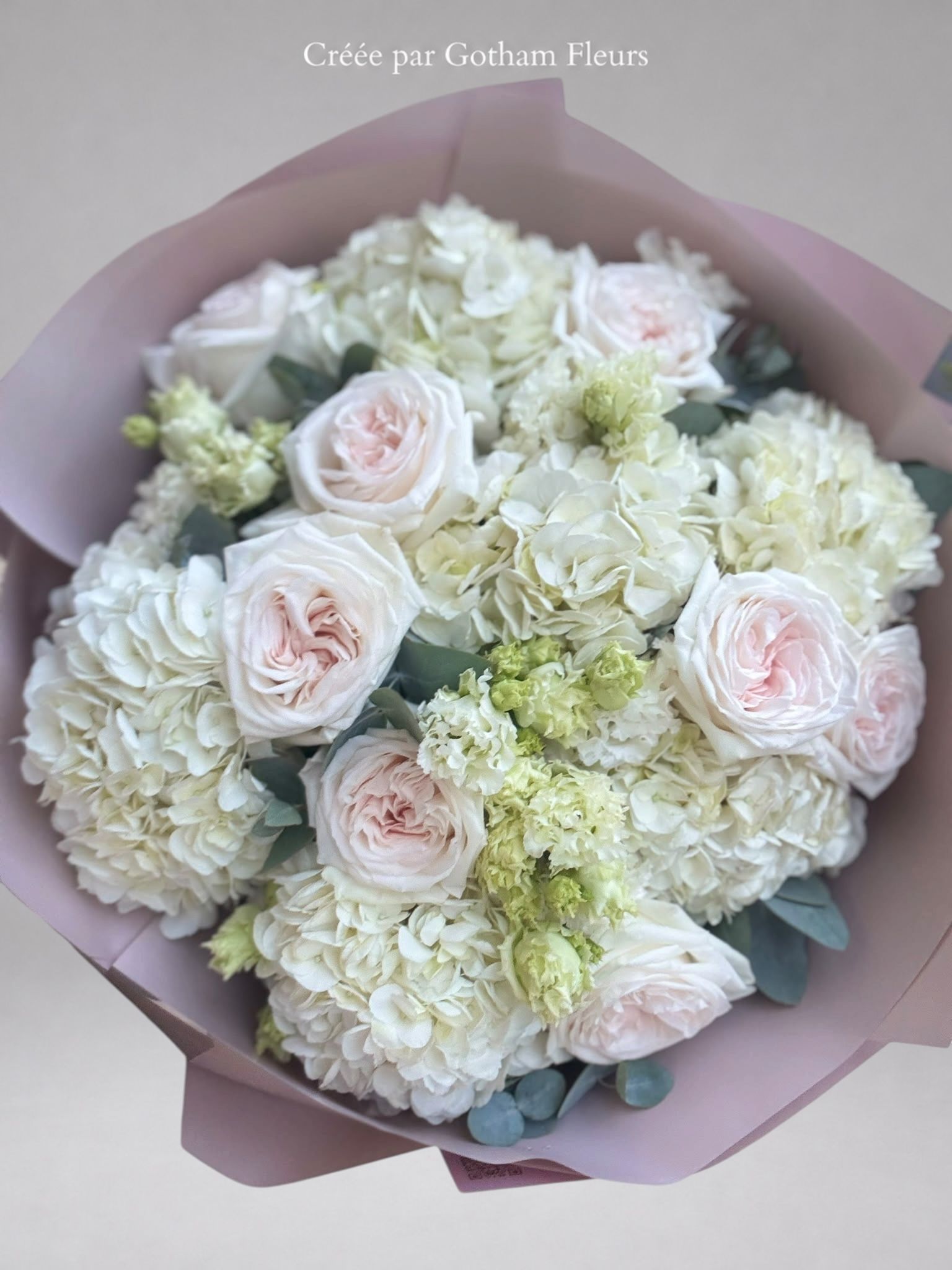 Nuage de Perles – Bouquet d’Hortensias Blancs et Roses de Jardin