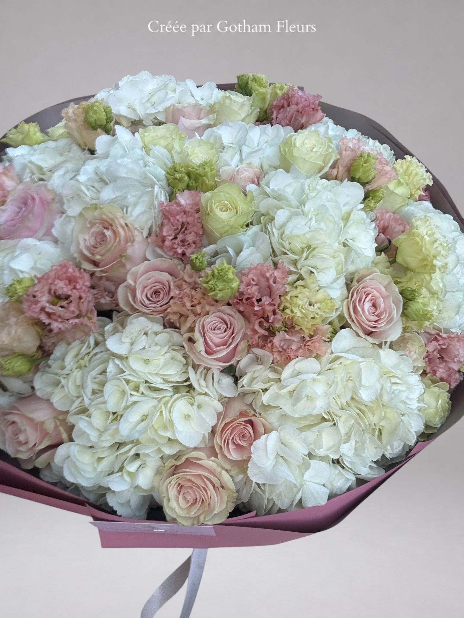 Jardin de Porcelaine – Bouquet d’Hortensias Blancs, Roses et Lisianthus
